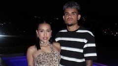 La esposa del mediocampista recibió elogios en redes sociales.