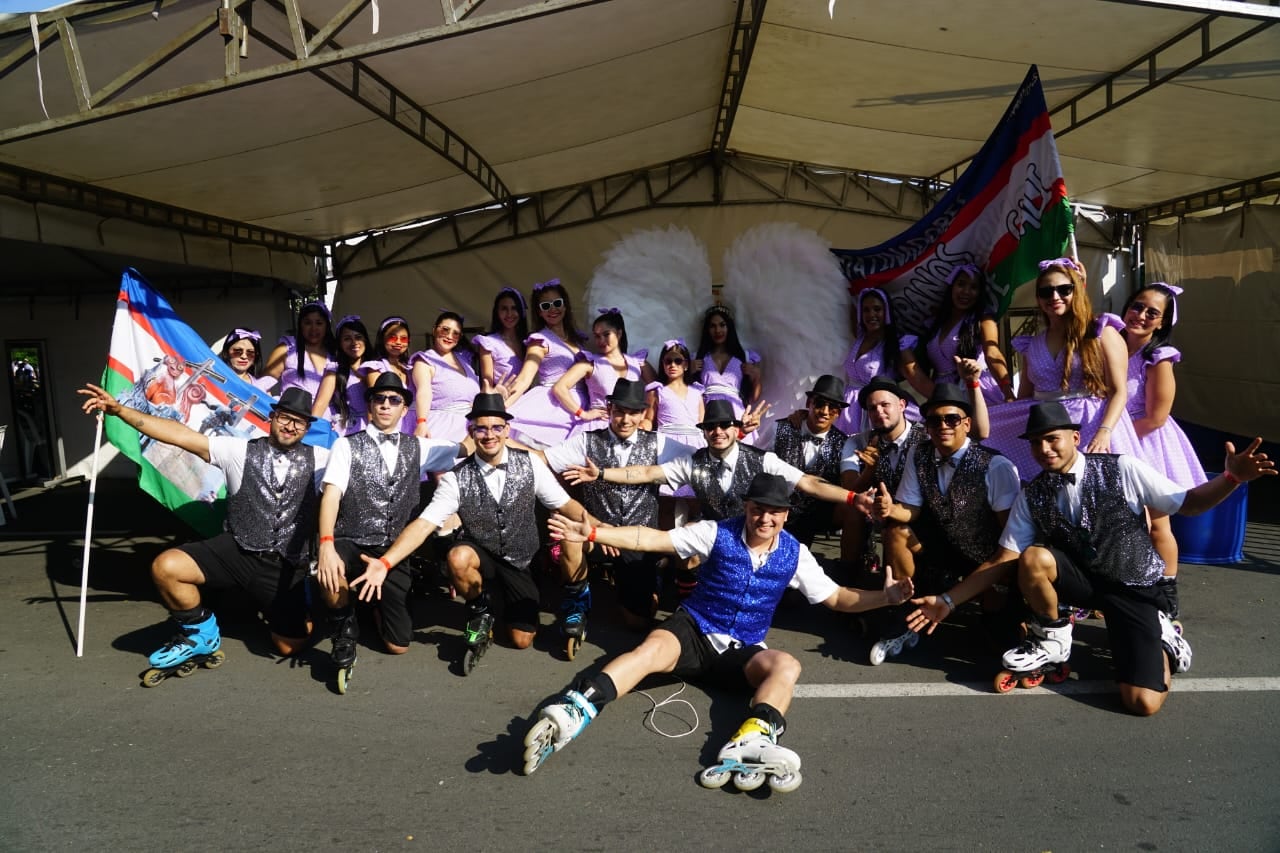 Las primeras comparsas del Carnaval de Cali Viejo llenan de color y música las calles de Cali, dando inicio al desfile.