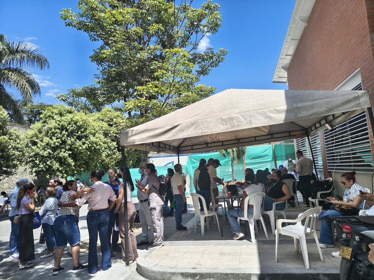 Panorama a las afueras del Instituto Nacional de Medicina Legal en Palmira.