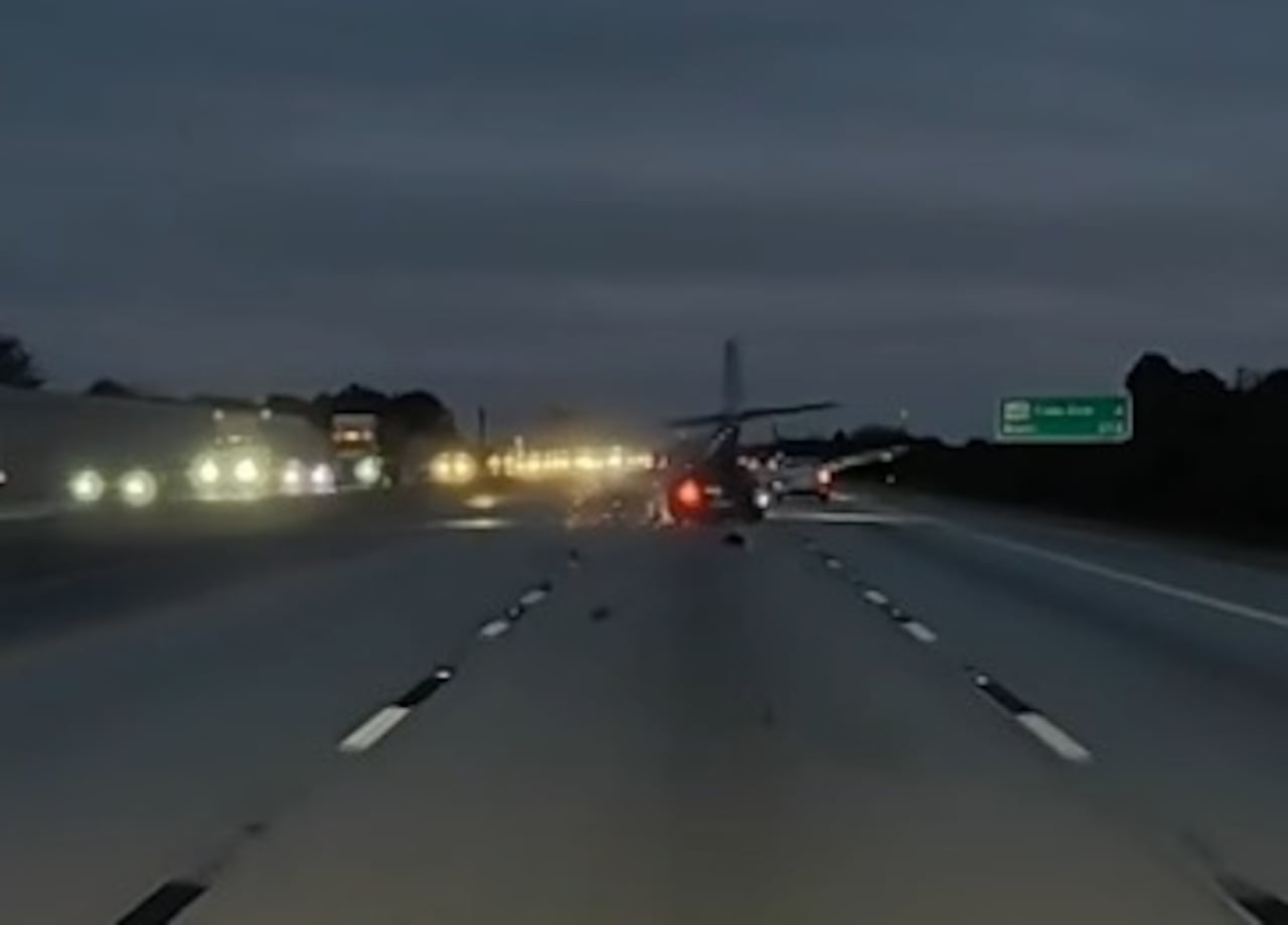 La avioneta Beechcraft 55 descendió de emergencia y terminó colisionando con un vehículo en plena autopista.