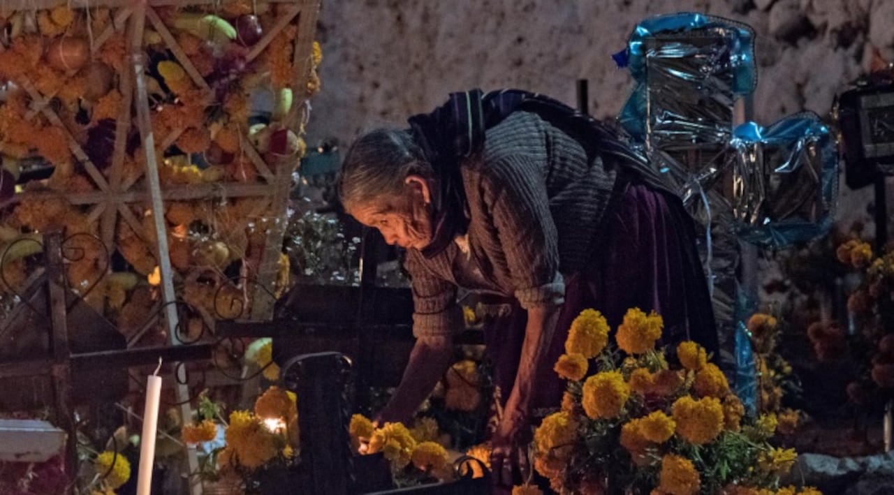 En Rumania se adorna con varias flores las tumbas de los ya fallecidos.