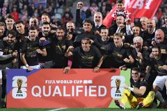 Jugadores, directivos y familiares croatas celebran la clasificación de su equipo para la Copa del Mundo al finalizar el partido de fútbol del grupo L de la zona europea de clasificación para la Copa del Mundo de 2026 entre Croacia e Islas Feroe en el Stadion HNK de Rijeka, el 14 de noviembre de 2025. (Foto de AFP)