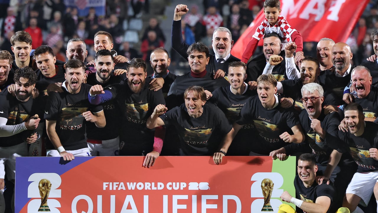 Jugadores, directivos y familiares croatas celebran la clasificación de su equipo para la Copa del Mundo al finalizar el partido de fútbol del grupo L de la zona europea de clasificación para la Copa del Mundo de 2026 entre Croacia e Islas Feroe en el Stadion HNK de Rijeka, el 14 de noviembre de 2025. (Foto de AFP)