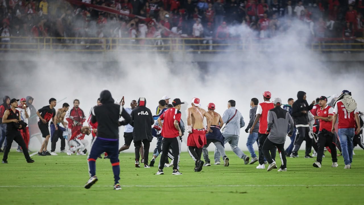 Hinchas ingresaron al gramado de El Campín y armaron batalla campal