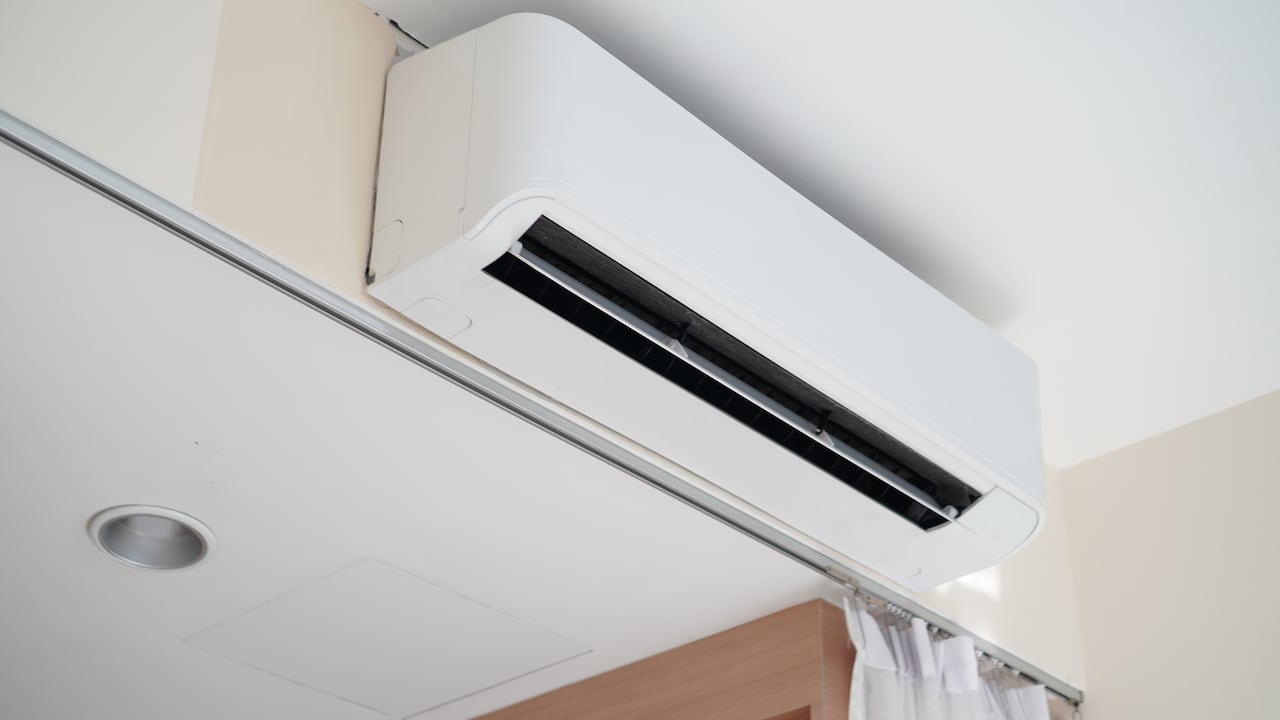 El aire acondicionado no solo enfría, sino que también reduce la humedad en el ambiente.