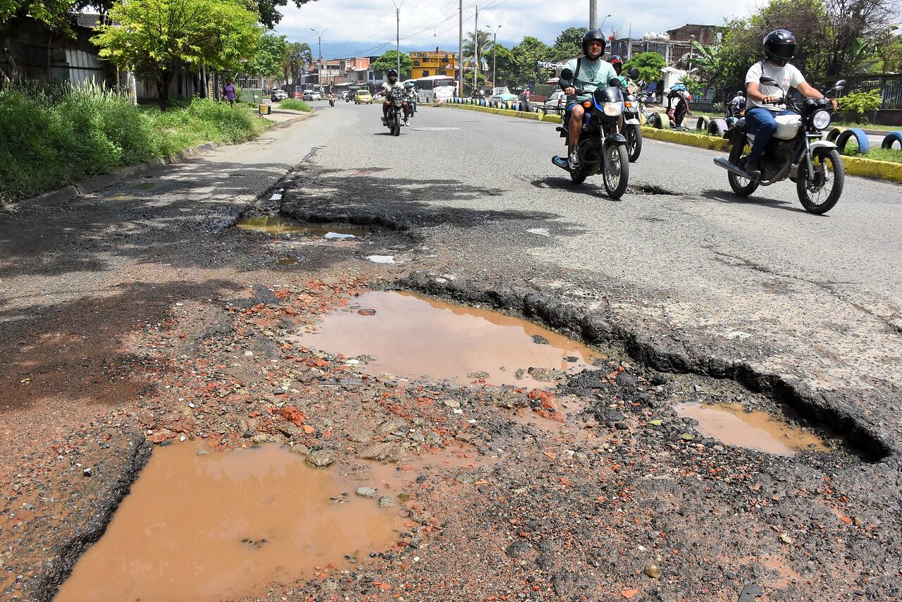 Mal estado de la malla vial en la avenida ciudad de Cali.