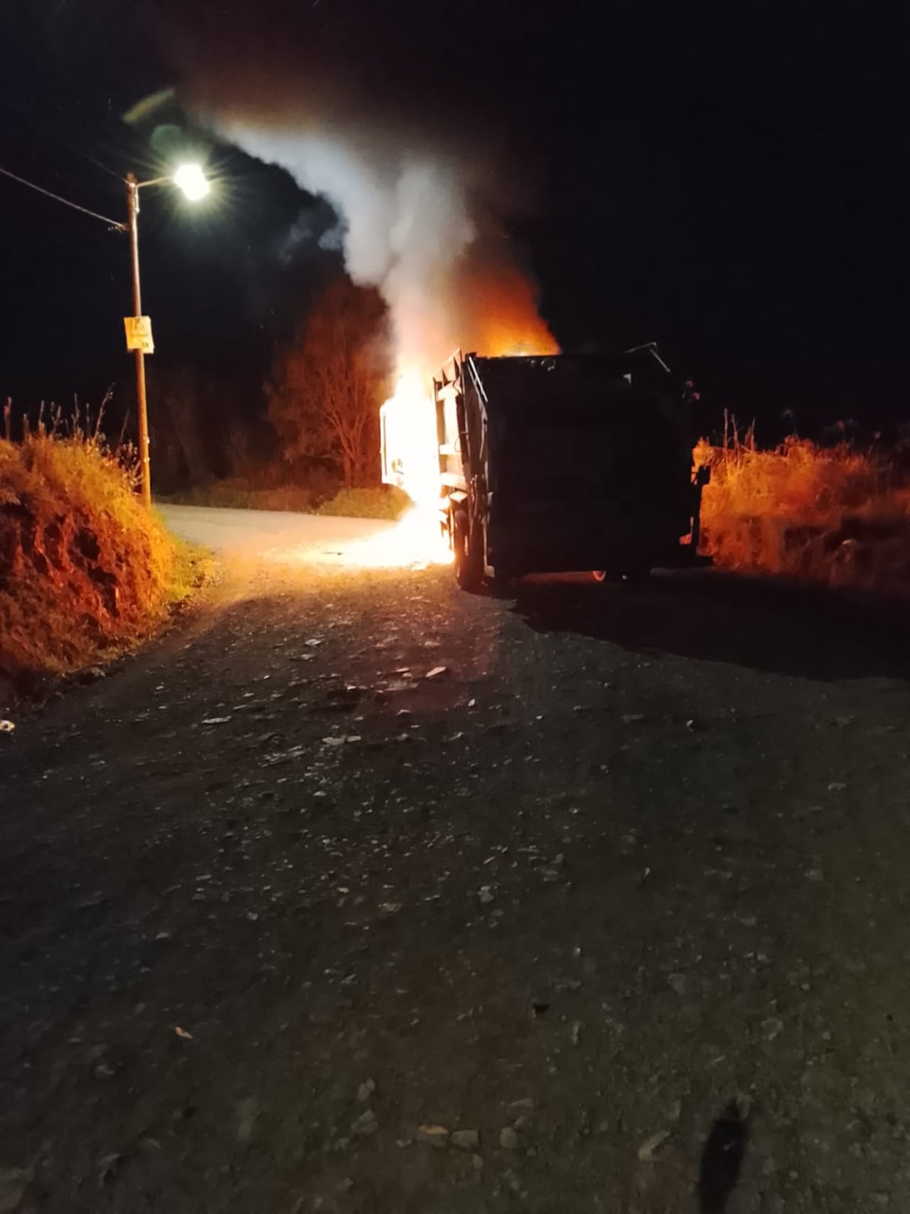 El ataque ocurrió durante la noche de este martes 28 de abril sobre la vía hacia el relleno sanitario Los Picachos, en un corredor clave para la disposición final de residuos sólidos.