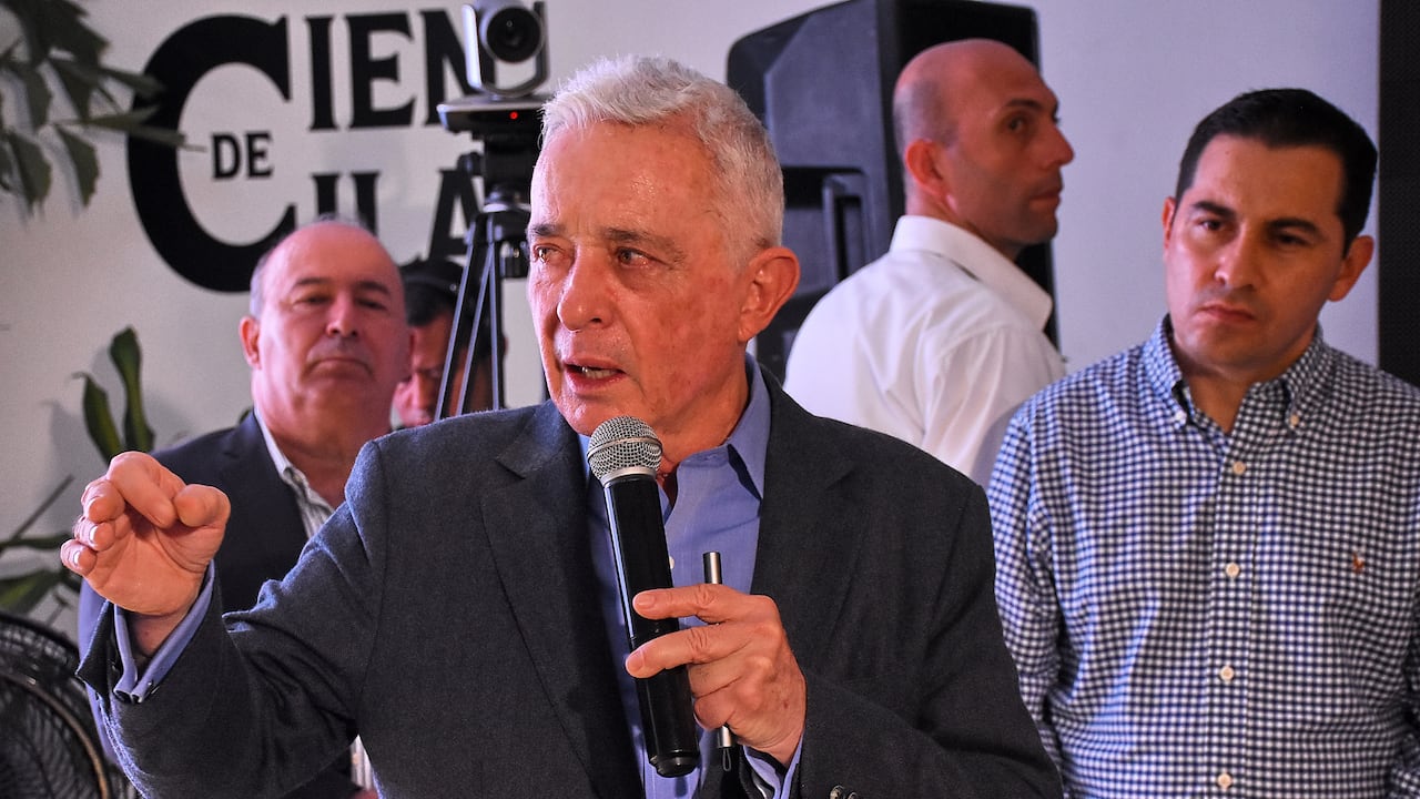 El Expresidente Álvaro Uribe Vélez habló de la consulta popular con comerciantes, empresarios y diferentes personalidades de la ciudad.