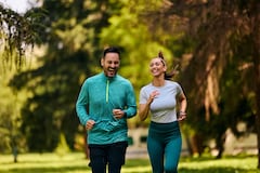 Caminar, trotar, ejercitarse a diario es saludable para el corazón.