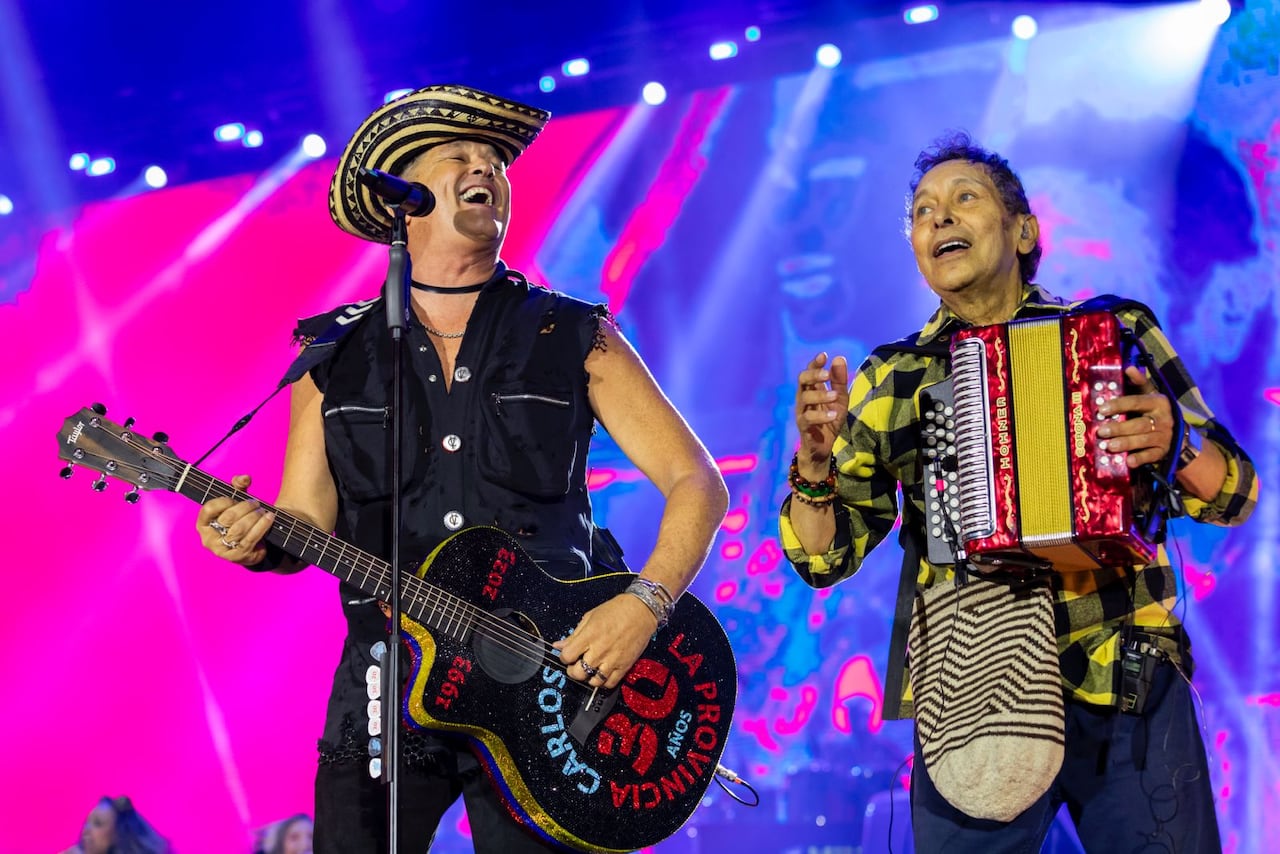 Egidio Cuadrado (der.) junto con Carlos Vives en un concierto.