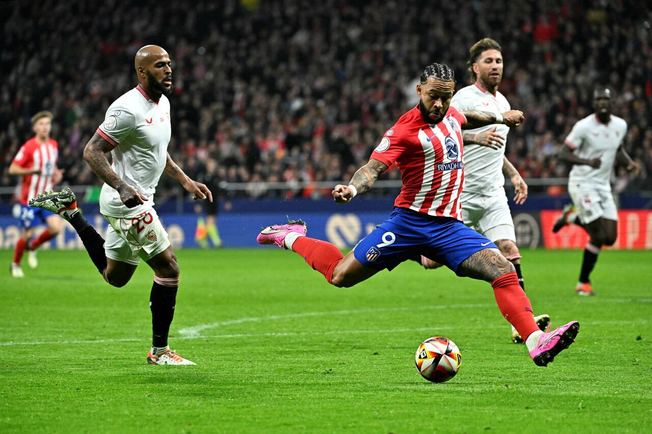 El delantero holandés del Atlético de Madrid #09 Memphis Depay patea el balón durante el partido de fútbol de cuartos de final de la Copa del Rey de España entre el Club Atlético de Madrid y el Sevilla FC en el estadio Metropolitano de Madrid el 25 de enero de 2024. (Foto de JAVIER SORIANO /AFP)