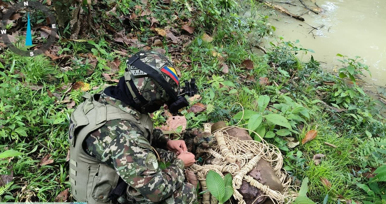 Militares expertos en el manejo de explosivos fueron los encargados de contrarrestar este ataque, salvaguardando así la vida de los habitantes de la zona rural de Valdivia.