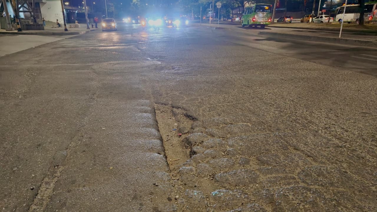 Huecos y desgaste en el pavimento marcan el panorama de la Calle 70 Norte, un corredor utilizado diariamente por vehículos particulares, transporte público y carga pesada.