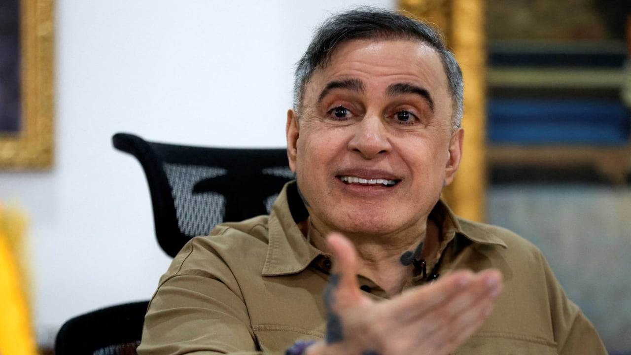 El fiscal general de Venezuela, Tarek Saab, gesticula mientras habla durante una entrevista exclusiva con AFP en Caracas el 11 de febrero de 2026.