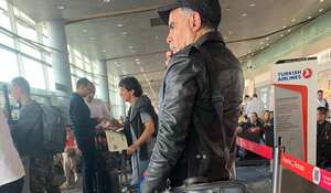 Armando Benedetti en el aeropuerto El Dorado en Bogotá.