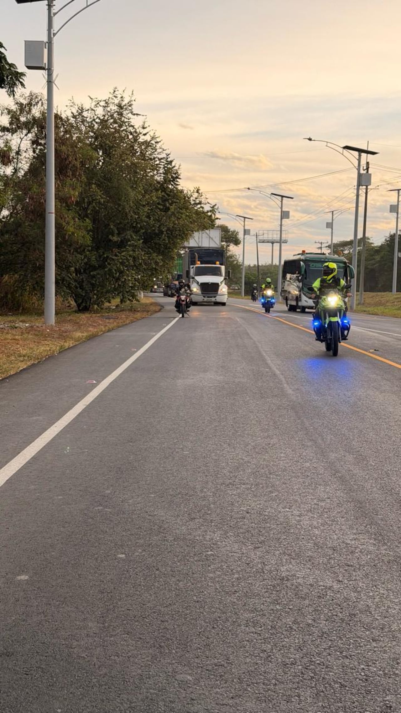 A Cali las ayudas humanitarias llegaron en dos camiones.