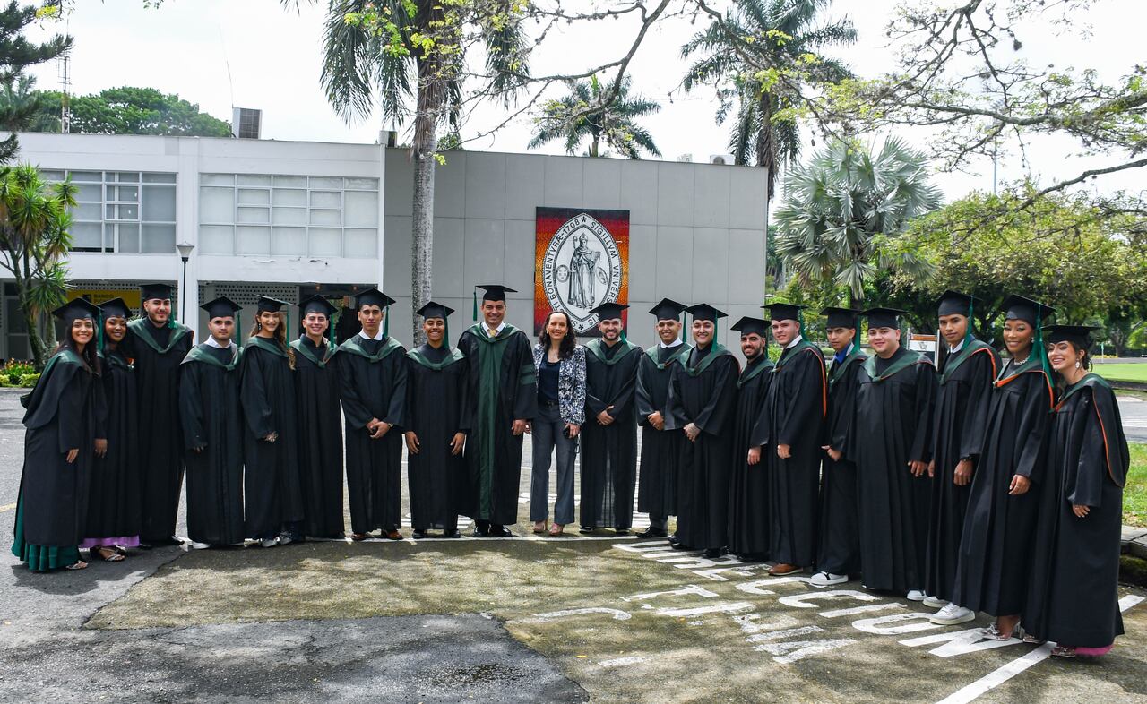 Los primeros egresados y egresadas del programa de Mercadeo y Negocios Internacionales de la Universidad de San Buenaventura.