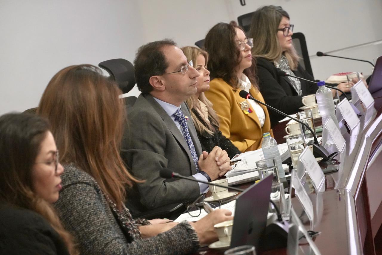 El vicepresidente electo José Manuel Restrepo fue el representante del gobierno entrante.