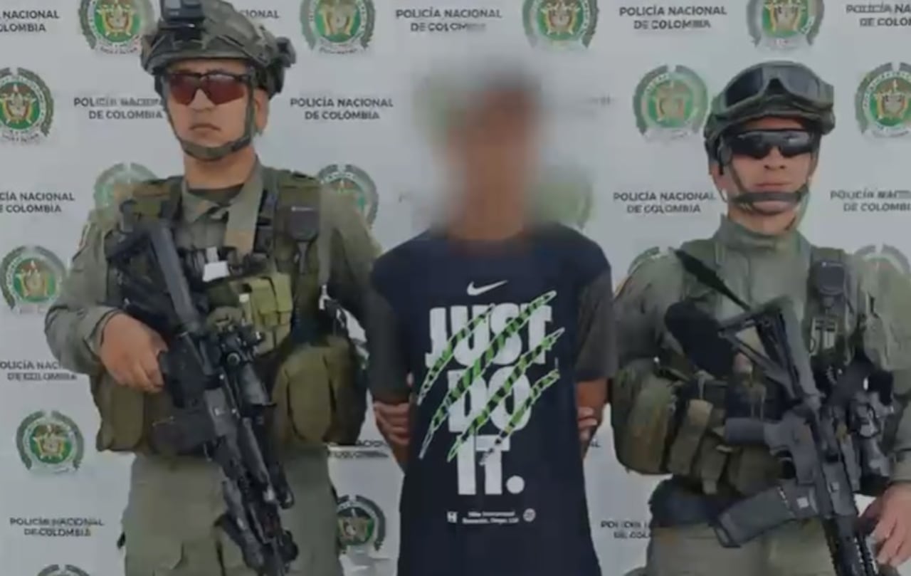 En una segunda diligencia de allanamiento, las autoridades capturaron a otro ciudadano e incautaron más de cinco kilogramos de marihuana, una pistola traumática y munición.