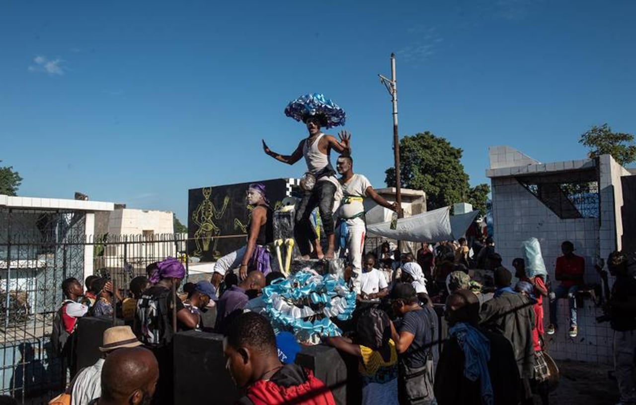 En Haití, cientos de personas van a los cementerios para celebrar este día.