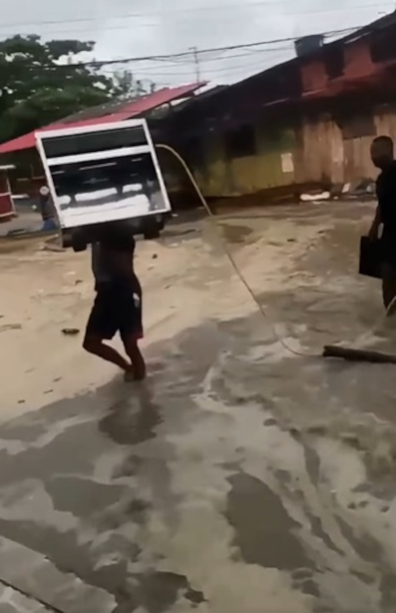 El ingreso del agua alcanzó zonas habitadas y puso en evidencia, una vez más, la vulnerabilidad de las comunidades del Pacífico colombiano frente a los cambios en el comportamiento del mar, especialmente durante periodos de marea alta y fuerte oleaje.
