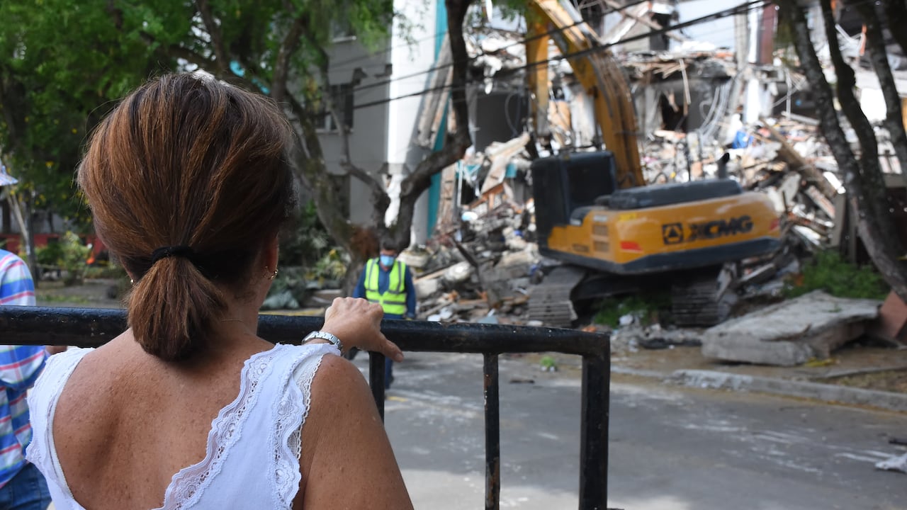Demolición del Edificio María Mercedes en el barrio Cuarto de Legua.