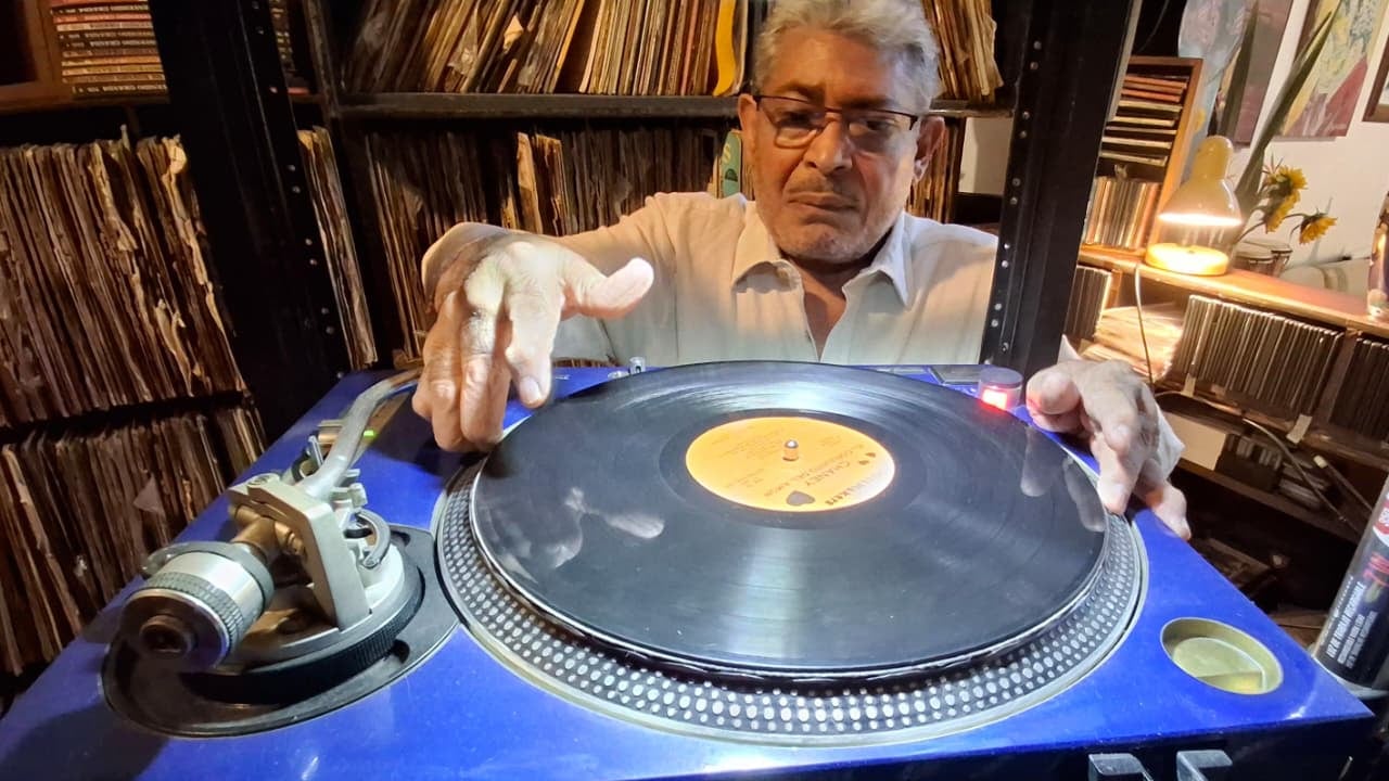 Héctor ‘Terminator’ Montaño y la resistencia del vinilo frente a la salsa digital