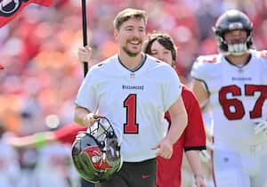 : La personalidad de Youtube MrBeast corre al campo antes de un juego entre los Tampa Bay Buccaneers y los Atlanta Falcons en el estadio Raymond James el 22 de octubre de 2023 en Tampa, Florida.
