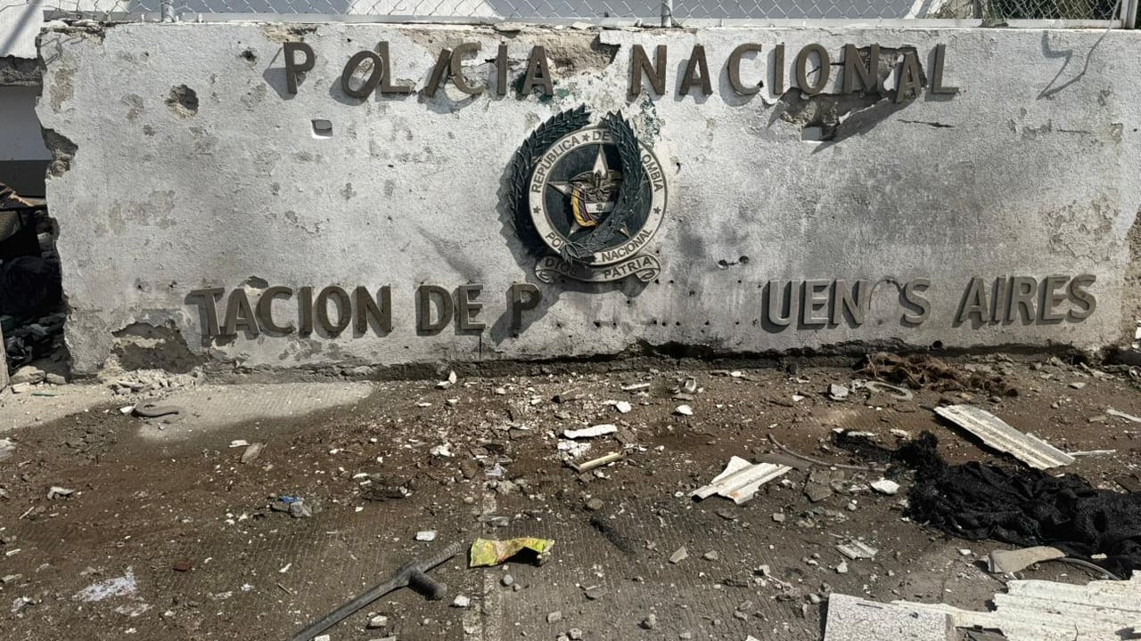 Los policías después fueron apoyados por integrantes del Ejército, quienes llegaron en la tarde de ese marte hasta el área urbana para poner en fuga a los alzados en armas.