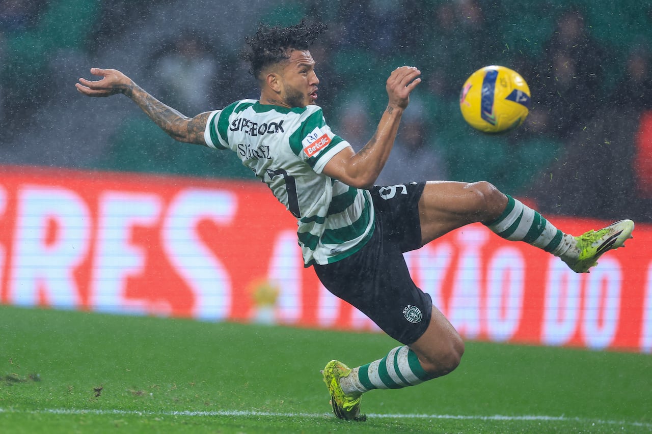 El delantero colombiano #97 del Sporting de Lisboa, Luis Suárez, anota el segundo gol de su equipo, que luego fue anulado durante el partido de fútbol de la Liga Portuguesa entre el Sporting CP y el CD Nacional da Madeira en el estadio José Alvalade de Lisboa el 1 de febrero de 2026. (Foto de PATRICIA DE MELO MOREIRA / AFP)