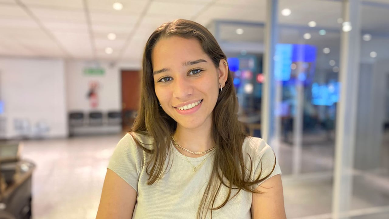 El texto periodístico escrito por Ana Ossa Vargas destacó por su originalidad en la escogencia para narrar la historia de integración de Leury Basanta, la historia de la escarlata venezolana que desafió las fronteras en el fútbol colombiano.