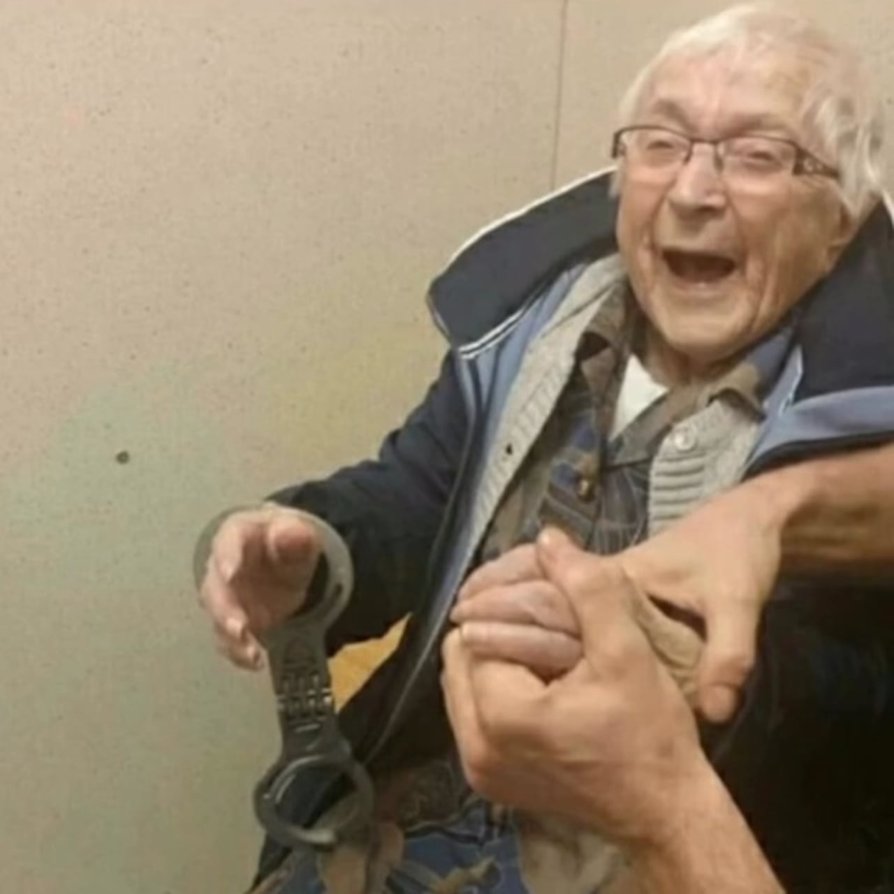 Detienen por unas horas a mujer de 99 años para hacer realidad su sueño