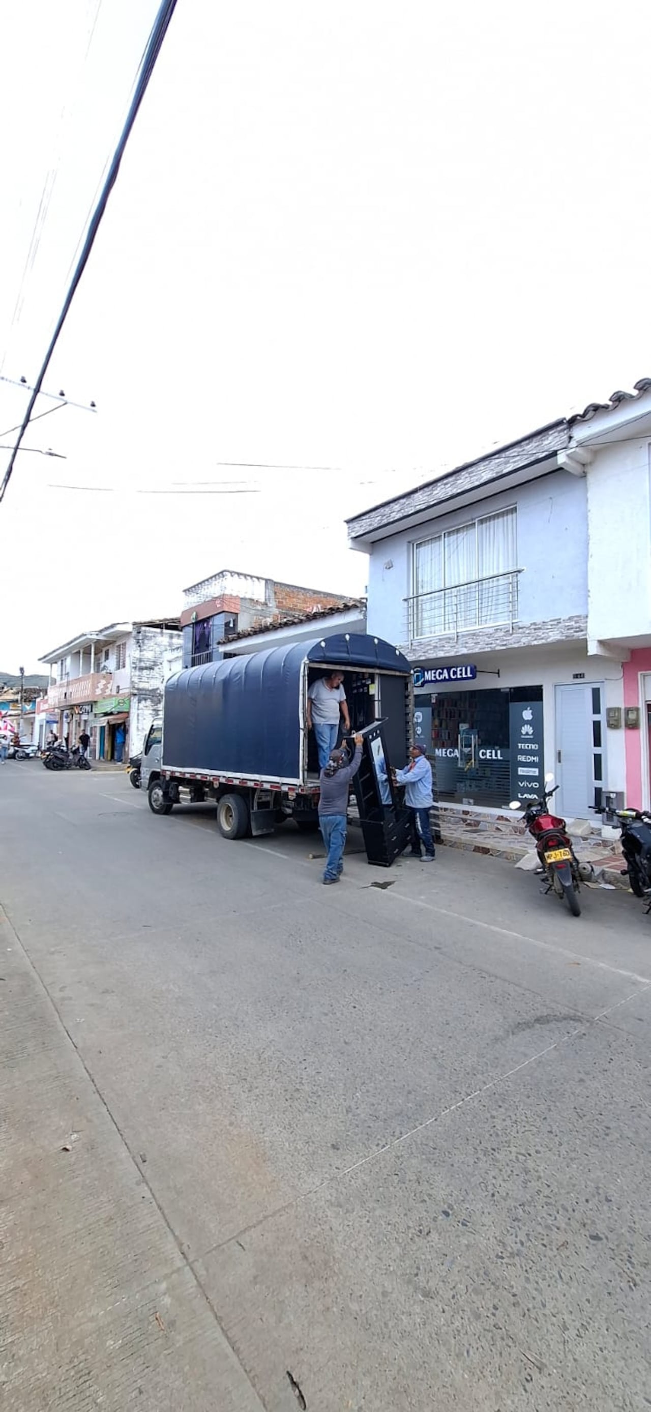 Ante la falta de infraestructura segura para arrendar, se multiplican por el pueblo los letreros de 'nos trasladamos' de los comerciantes que se vieron obligados a operar desde sus propias casas
.