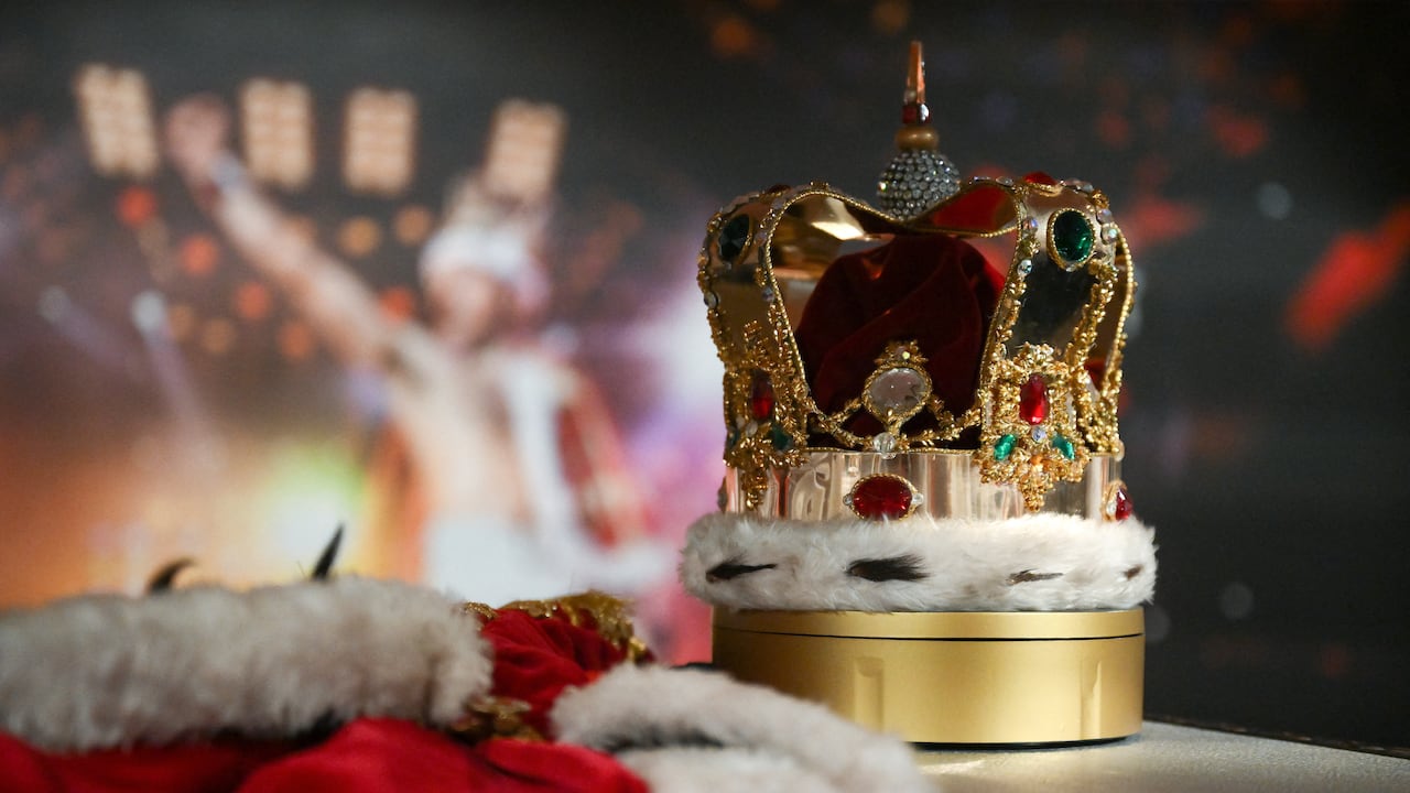 Miles de artículos pertenecientes al carismático líder de Queen, Freddie Mercury, desde manuscritos de los mayores éxitos de su banda hasta muebles, pinturas y chucherías, se subastan en Londres.