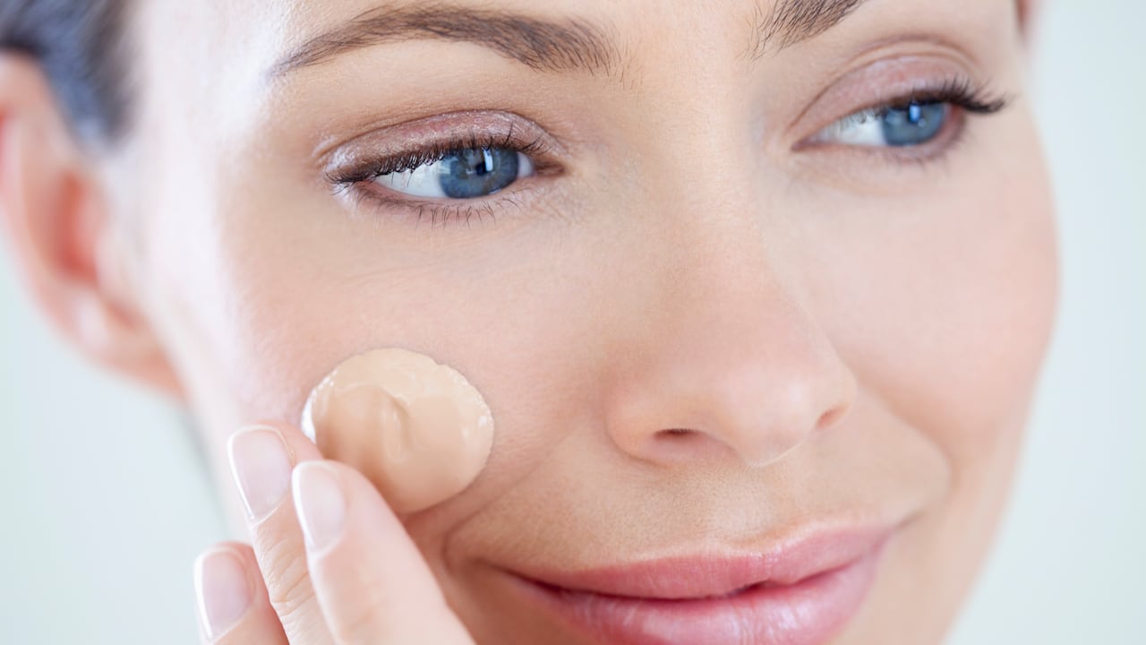 La base es una gran opción para intentar verse más joven a través del maquillaje.