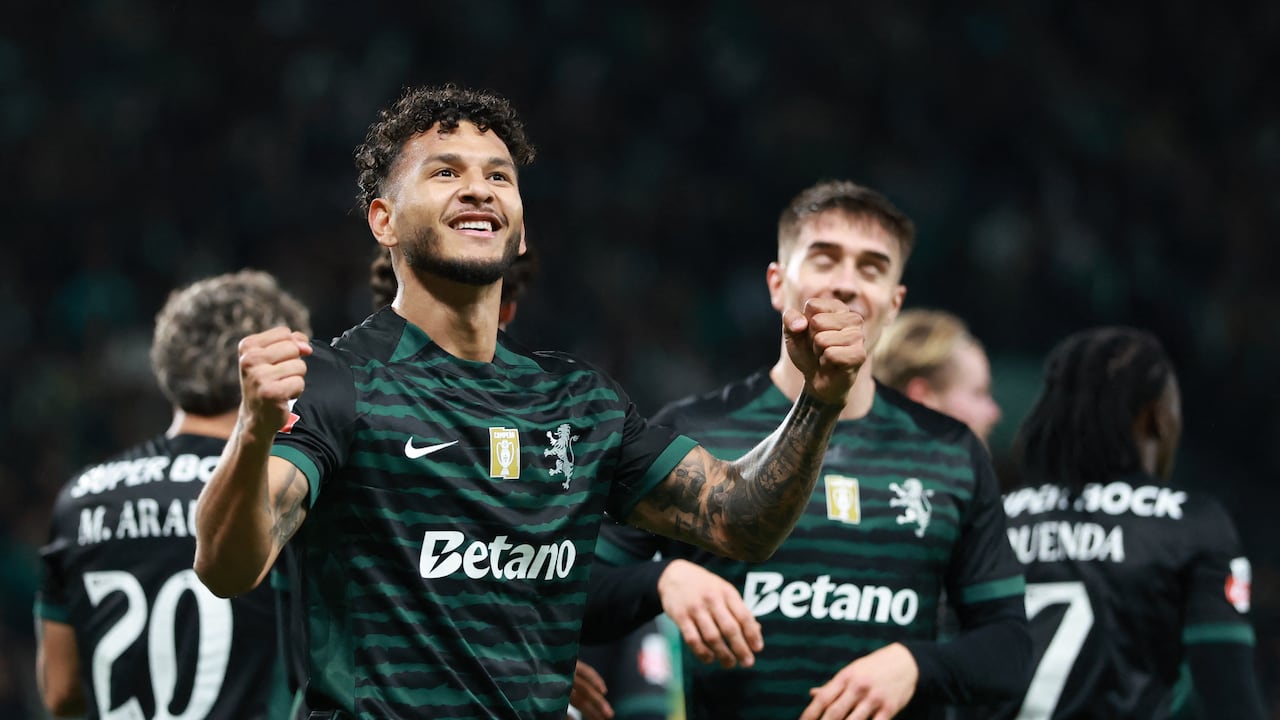 El delantero colombiano #97 del Sporting de Lisboa Luis Suárez (2L) celebra marcar el segundo gol de su equipo durante el partido de fútbol de la Liga Portuguesa entre el Sporting CP y el CF Estrela da Amadora en el estadio José Alvalade de Lisboa el 30 de noviembre de 2025. (Foto de PATRICIA DE MELO MOREIRA / AFP)