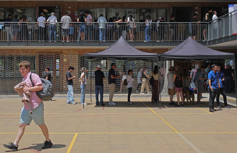 La gente hace cola para votar durante las elecciones generales, en el barrio de Lo Barnechea, en Santiago.