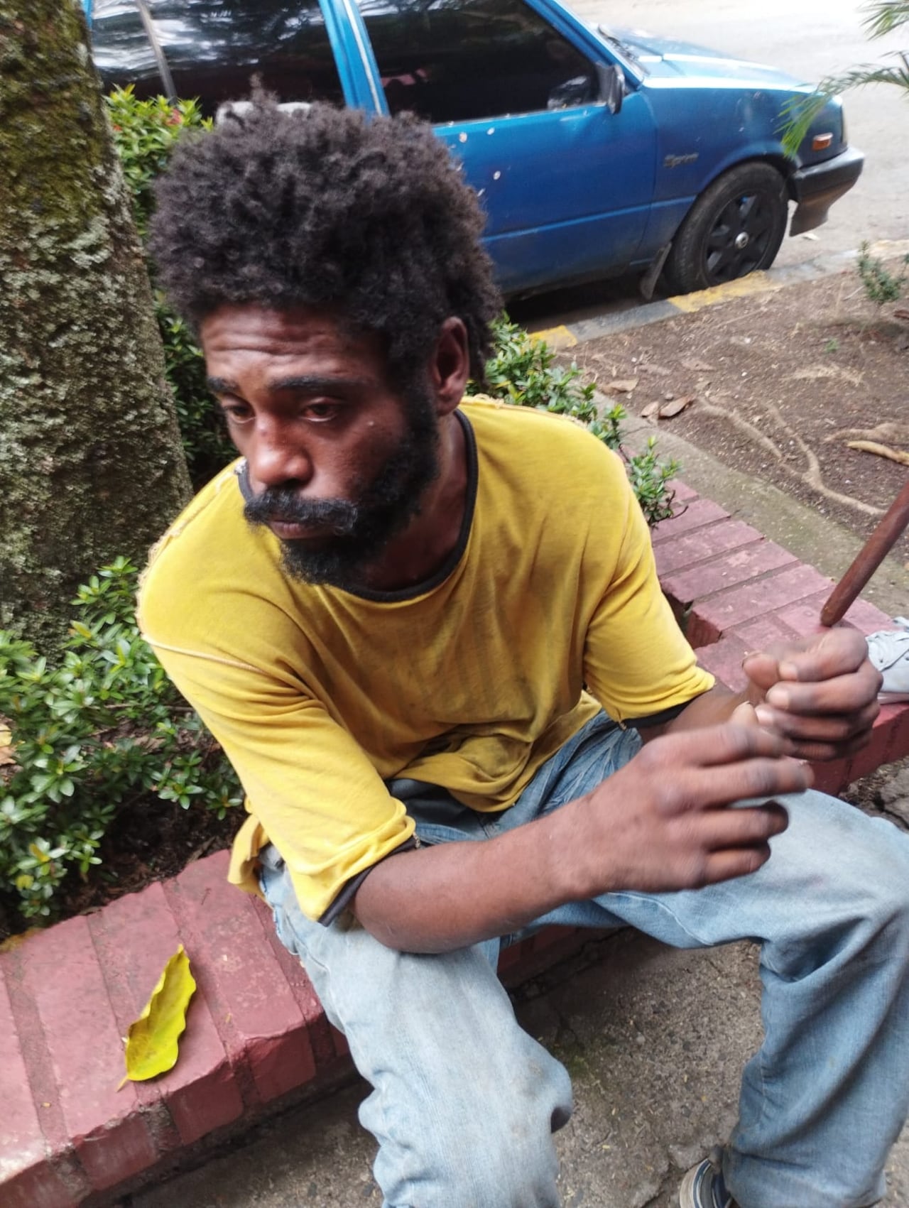 Habitantes del sector aseguran que buscan que familiares del hombre puedan intervenir ante los repetidos reportes sobre su comportamiento en la zona.