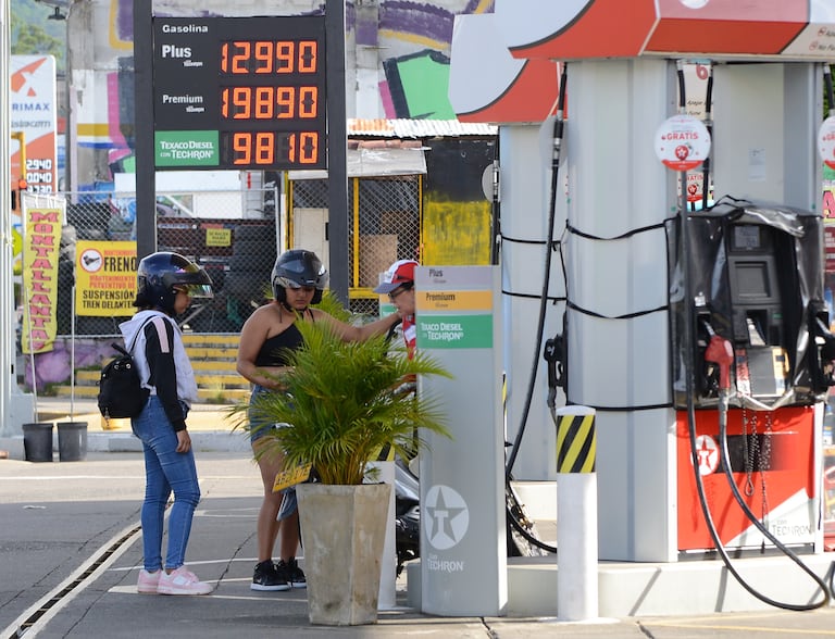 Cali: Economía. Nuevamente, el precio de la gasolina corriente se incrementó en 600 pesos, igual que el mes pasado, llegado en Cali a los casi 13 mil pesos por galón en ciertas estaciones.Todo esto dentro de las últimas declaraciones del presidente Gustavo Petro dice que no habrá cambios en política de importación de gasolina
