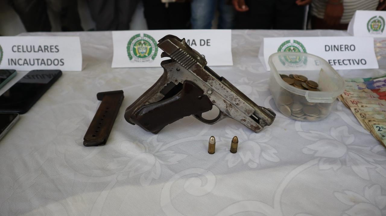 Se les incautó un arma de fuego.