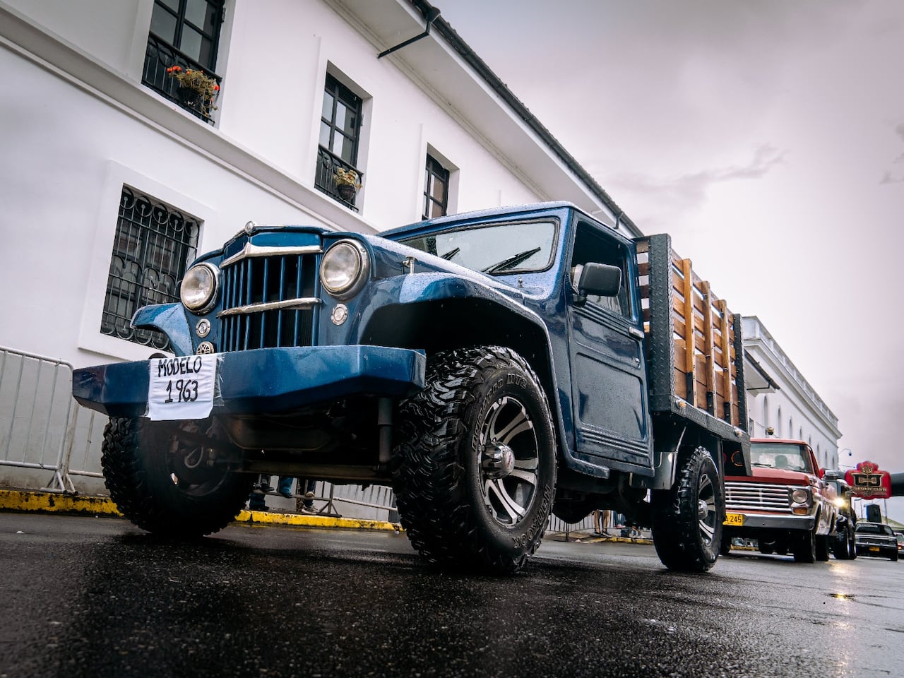 Los vehículos clásicos desfilaron por las principales calles del centro histórico de la ciudad de Popayán.