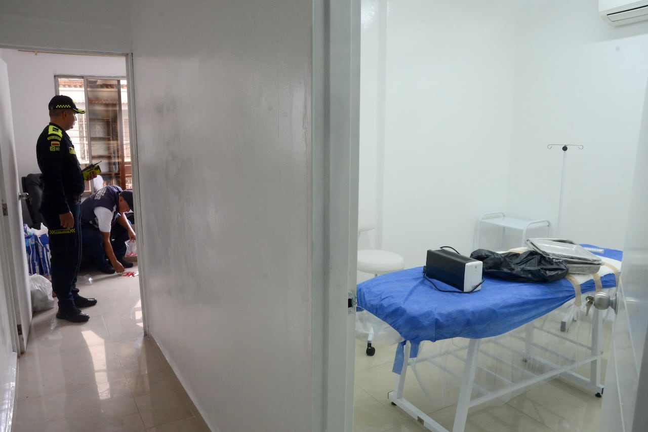 Cali: Cierran clínica clandestina de procedimientos estéticos en Cali por poner en riesgo la vida de los pacientes. En el Barrio Champagnat fue cerrado este establecimiento que realizaba procedimientos quirúrgicos sin cumplir los requisitos legales. Foto José L Guzmán. EL País. oct 31-24