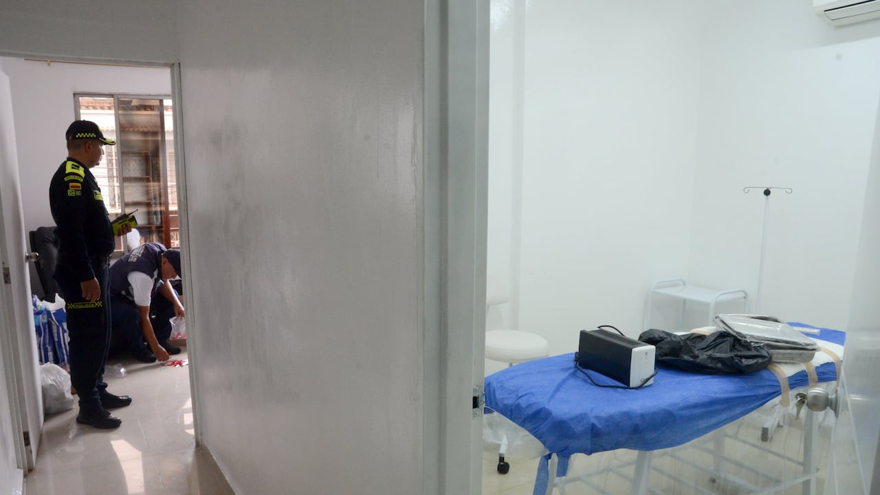 Cali: Cierran clínica clandestina de procedimientos estéticos en Cali por poner en riesgo la vida de los pacientes. En el Barrio Champagnat fue cerrado este establecimiento que realizaba procedimientos quirúrgicos sin cumplir los requisitos legales. Foto José L Guzmán. EL País. oct 31-24