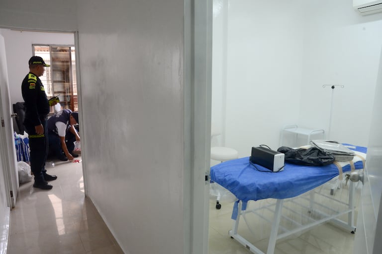 Cali: Cierran clínica clandestina de procedimientos estéticos en Cali por poner en riesgo la vida de los pacientes. En el Barrio Champagnat fue cerrado este establecimiento que realizaba procedimientos quirúrgicos sin cumplir los requisitos legales. Foto José L Guzmán. EL País. oct 31-24