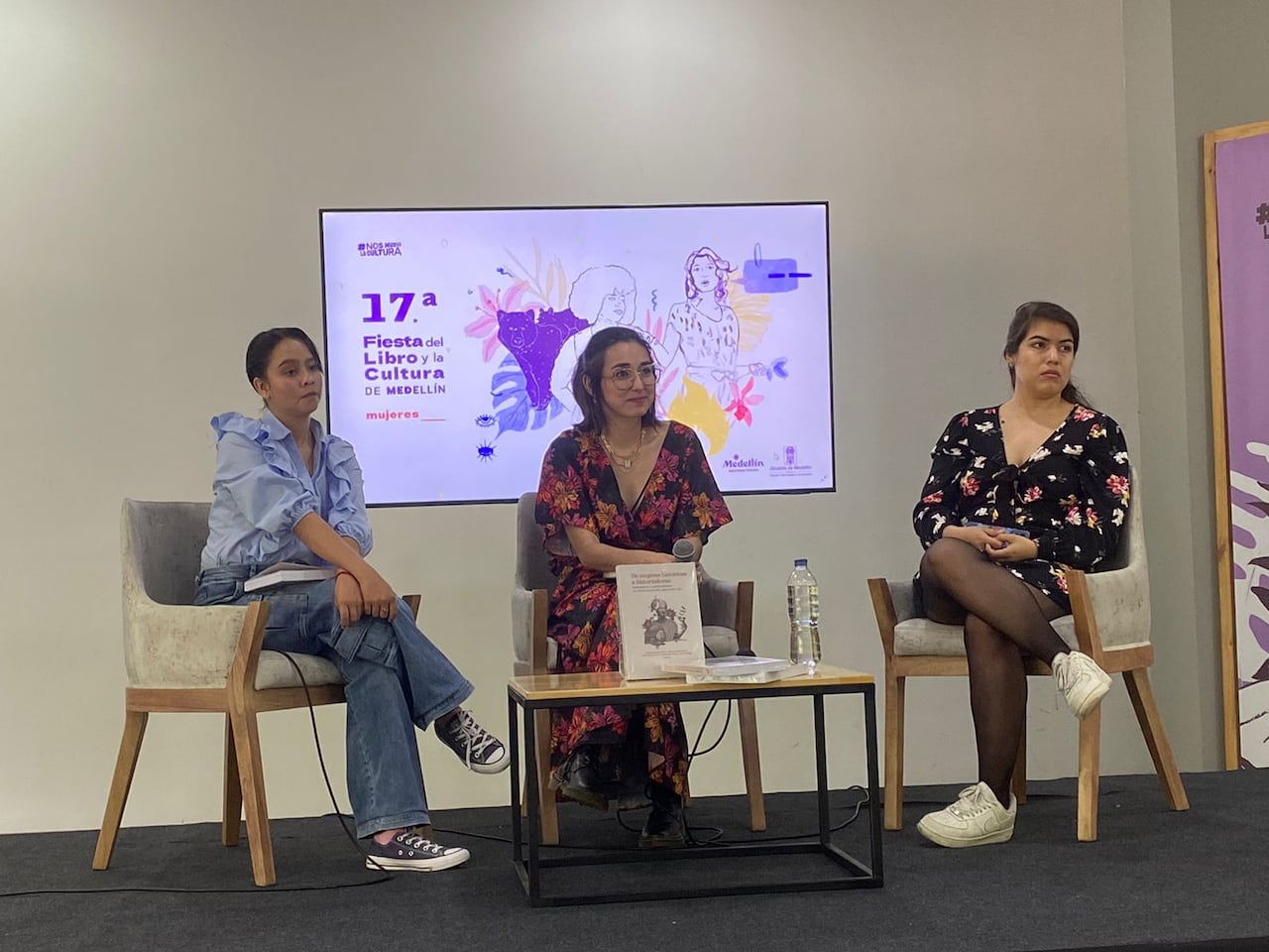 Camila Ruiz Portela, Caroline Hung y Angie Gómez editoras y autoras en la presentación del libro en el marco de la Feria del Libro en la ciudad de Medellín.