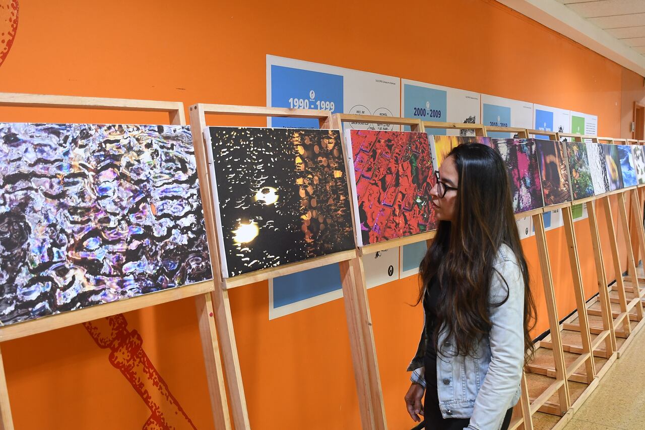 Vé: Exposición por sus 35 años como fotógrafo profesional Arley Acosta en la Biblioteca Departamental. Foto José L Guzmán. EL País.