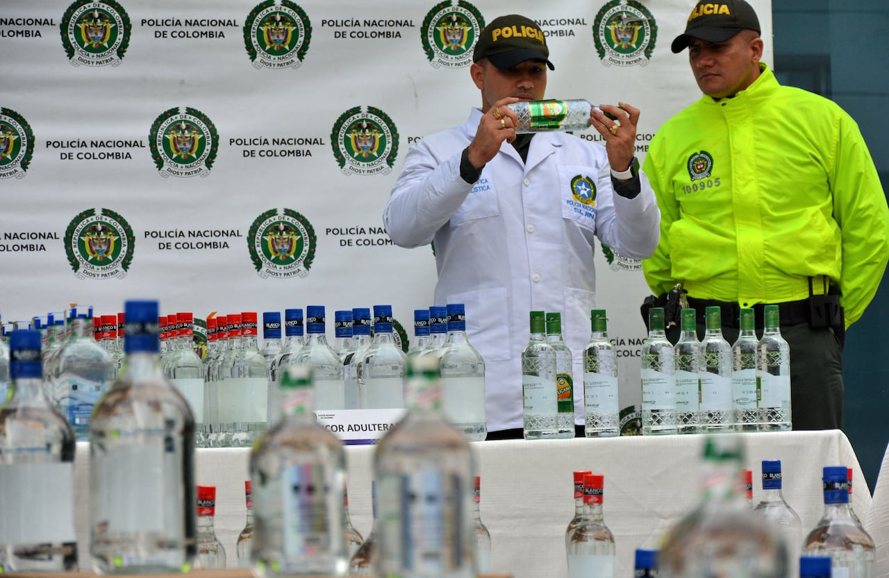 Policía Nacional en coordinación con Fiscalía y Rentas del Departamento, incautan en el barrio Sindical de Cali, 1336 botellas de licor adulterado que se comercializarían en la feria de Cali.