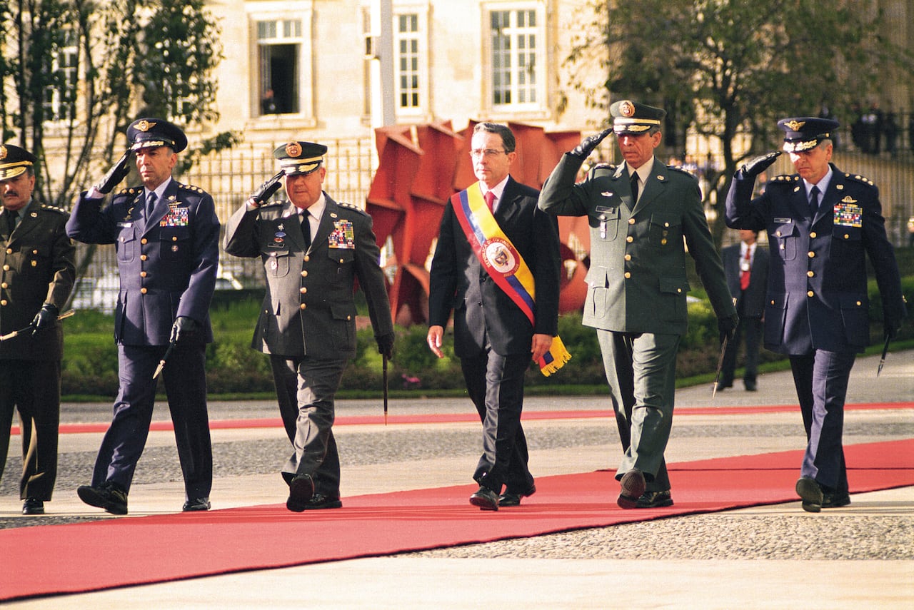 Álvaro Uribe Vélez ha sido el único presidente de Colombia que no ha tenido que llegar a una segunda vuelta para llegar al Palacio de Nariño.