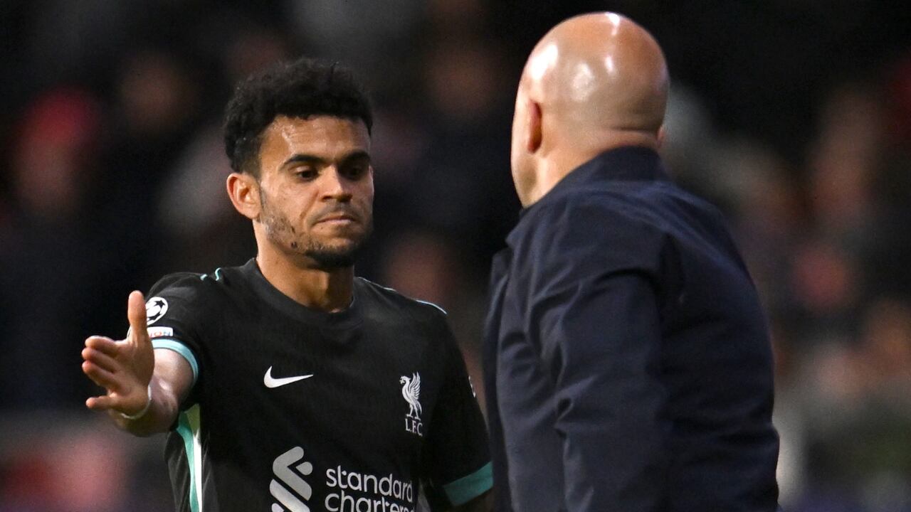 Luis Díaz se saluda con su técnico, Arne Slot, en Liverpool