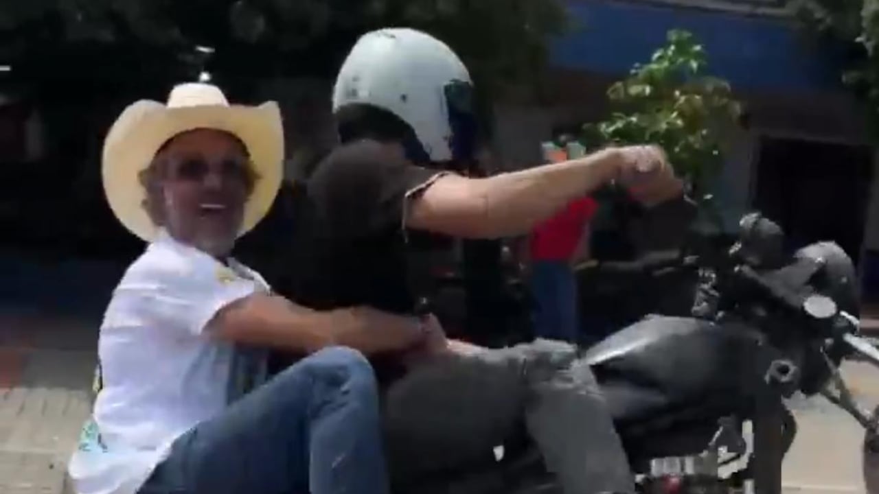 La fórmula vicepresidencial de Paloma Valencia sonreía durante la realización de esta maniobra.